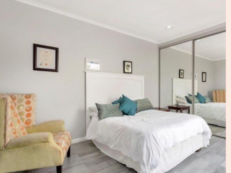 Renovated modern simplex in Exclusive Estate - Move Straight In! - Photo 7