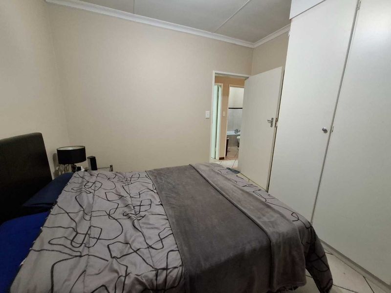 Lovely 2 bedroom Top unit in Equestria Estate - Photo 5