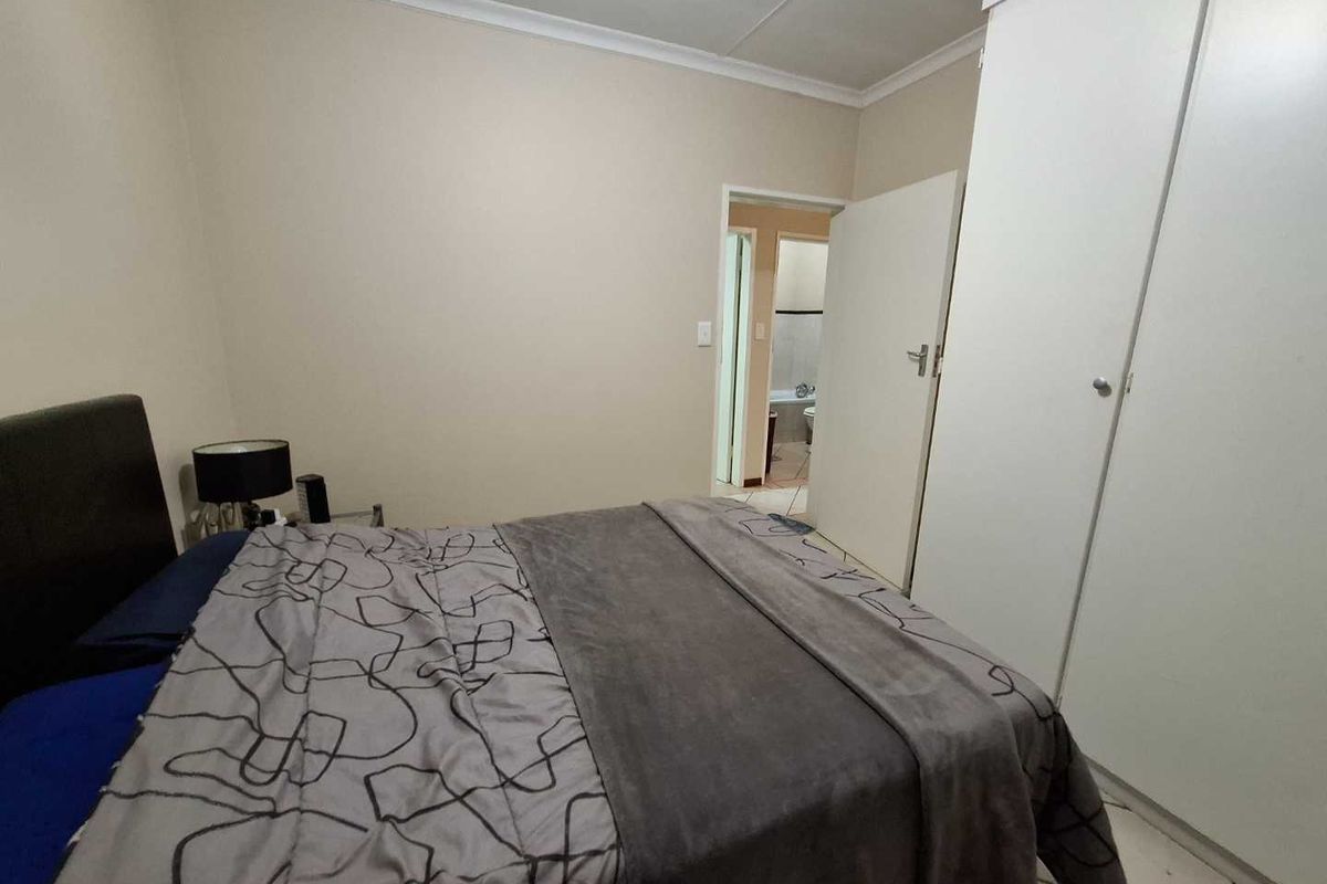 Lovely 2 bedroom Top unit in Equestria Estate - Photo 5