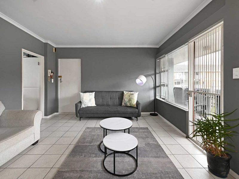 Spacious Two-Bedroom Apartment with Parking Bay - Photo 8