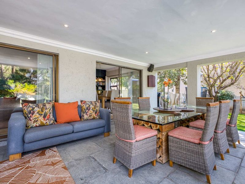 STUNNING 5 BEDROOM HOME IN FOURWAYS GARDENS SECURE LIFESTYLE ESTATE - Photo 10