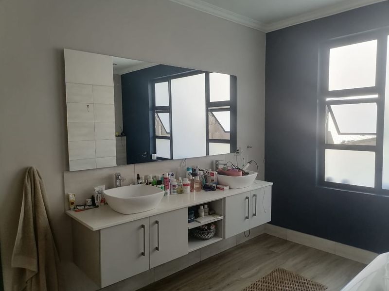 Modern Hillside Luxury with Panoramic Views in Erospark, Windhoek - Photo 6