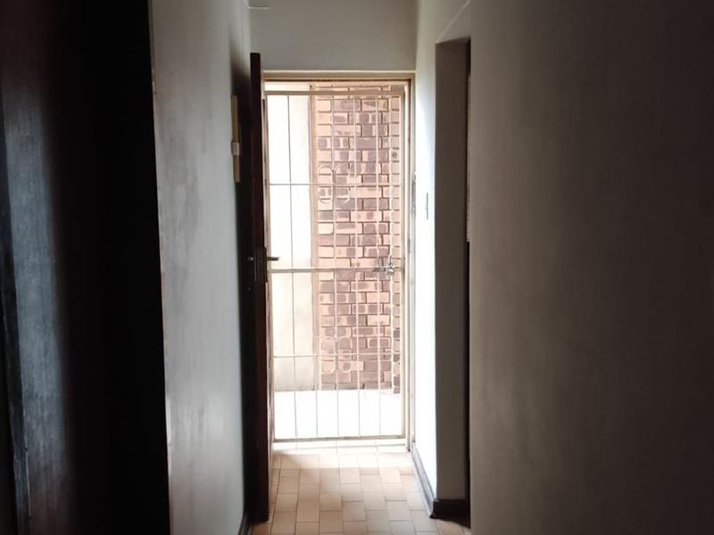NEAT SPACIOUS 2 BED FLAT IN SILV - Photo 2