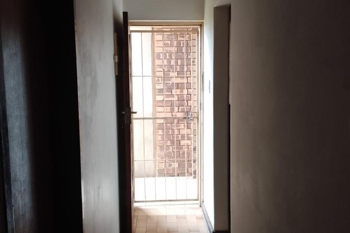 NEAT SPACIOUS 2 BED FLAT IN SILV - Photo 2