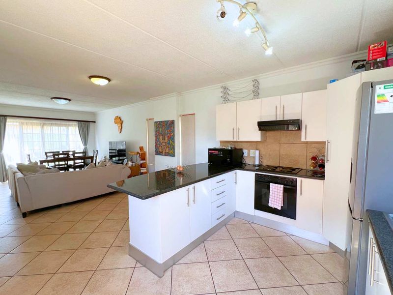 Two Bedroom townhouse to let - Photo 2