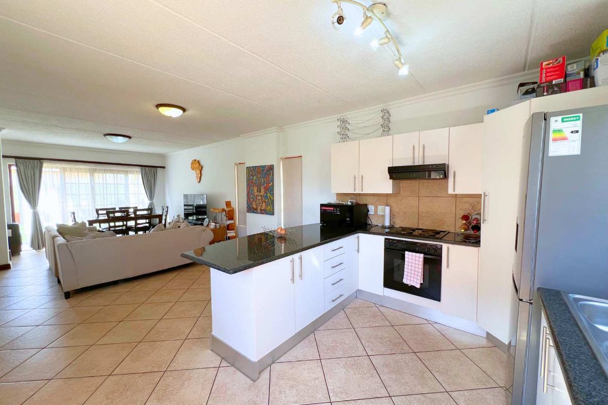 Two Bedroom townhouse to let - Photo 2