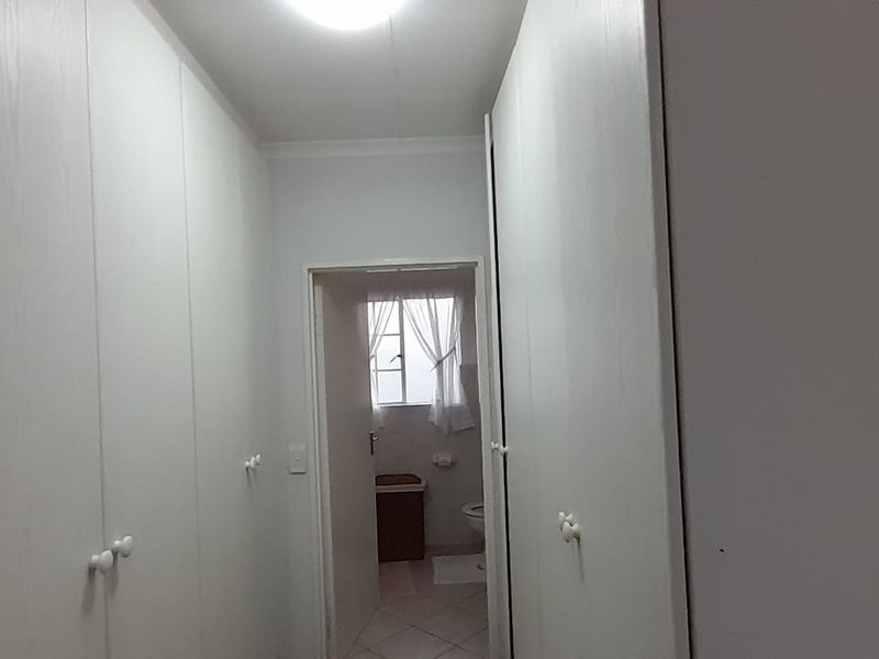 Spacious living in a well-maintained complex - perfect for comfortable family living - Photo 9