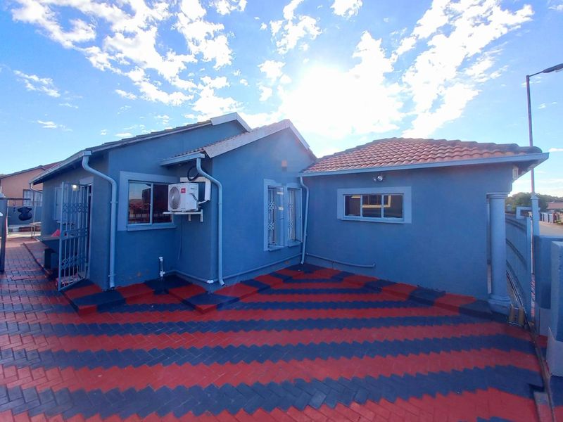Three bedrooms house for sale in Elandspoort - Photo 2