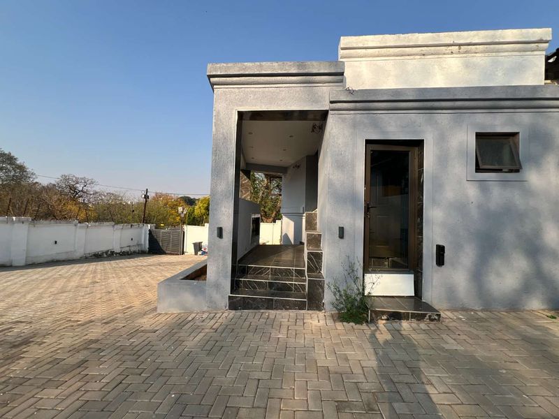 Spacious -5 Bedroom Home in Muckleneuck – Ideal for Family Living or Business - Photo 7