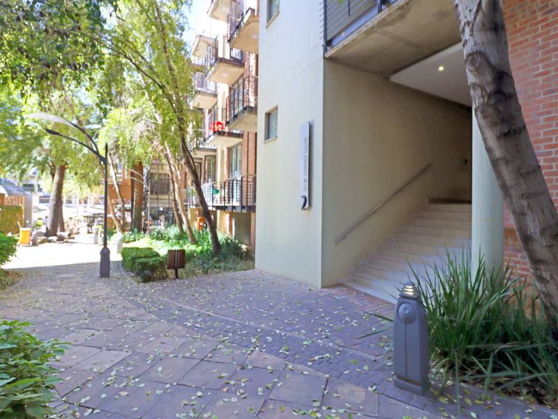Stylish Furnished 2 Bed Apartment in Melrose Arch with backup power - Photo 3