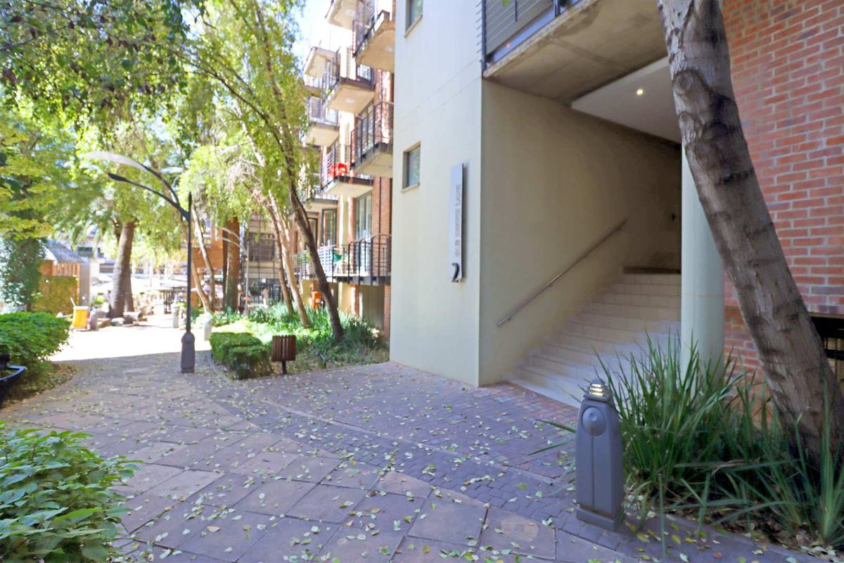 Stylish Furnished 2 Bed Apartment in Melrose Arch with backup power - Photo 3