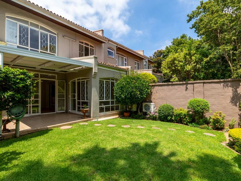 Stand Alone 3 Bed Duplex Townhouse in Bryanston with private garden and domestic quarters - Photo 2