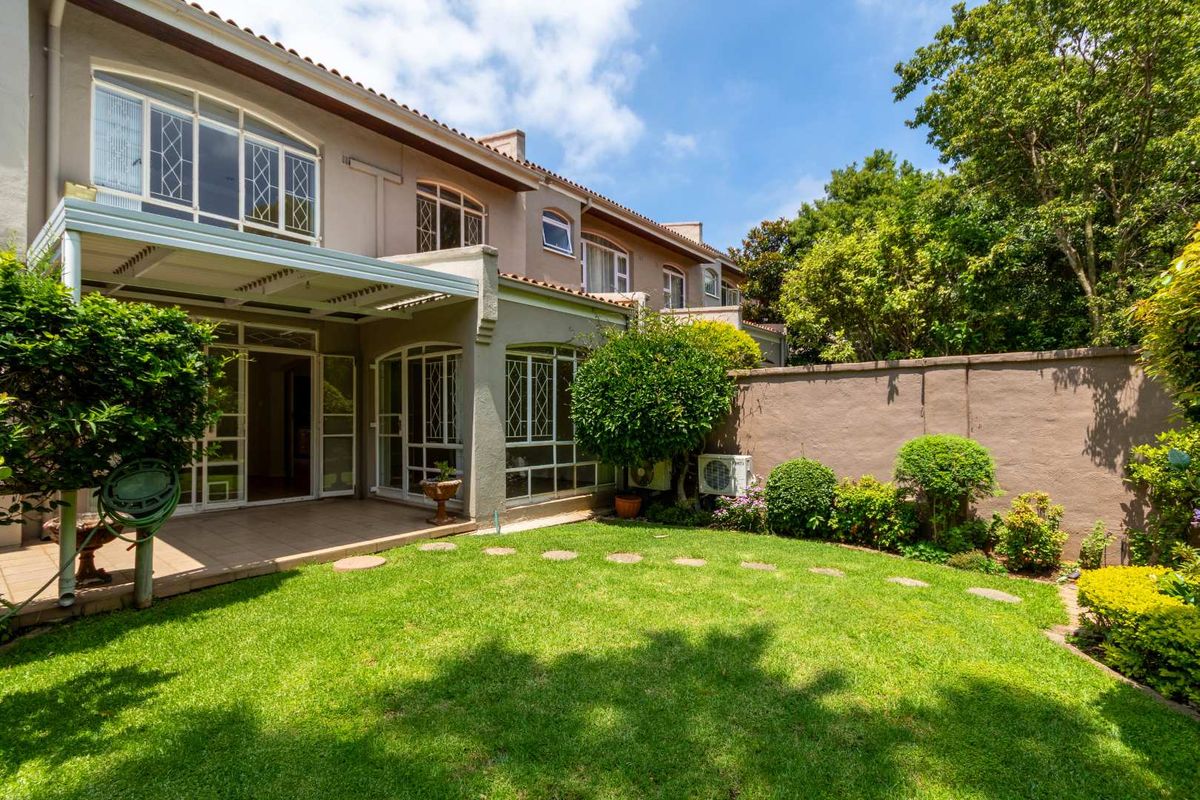 Stand Alone 3 Bed Duplex Townhouse in Bryanston with private garden and domestic quarters - Photo 2