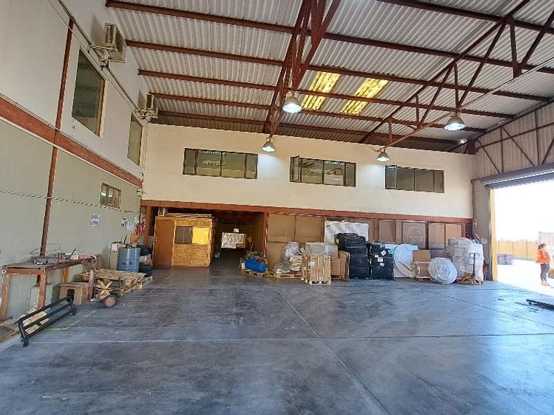 Rare Find! Industrial Warehouse 3650m2 warehouse underroof! Selling as PTY! - Photo 3