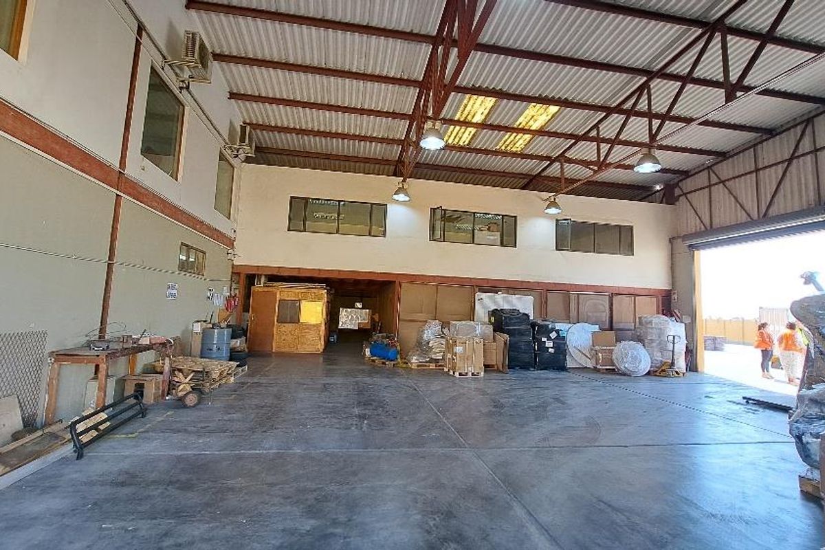 Rare Find! Industrial Warehouse 3650m2 warehouse underroof! Selling as PTY! - Photo 3