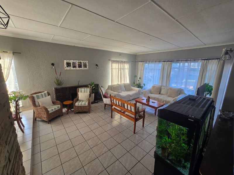 Spacious Living Awaits: 3 Beds, Open Plan, & Massive Backyard! - Photo 4