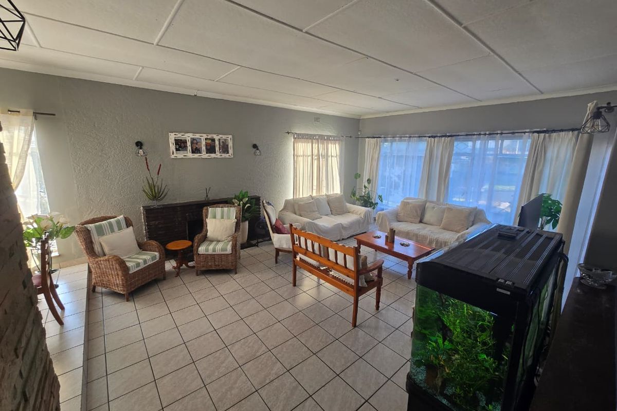 Spacious Living Awaits: 3 Beds, Open Plan, & Massive Backyard! - Photo 4