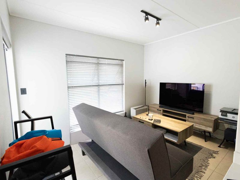 Modern 1-Bedroom Apartment in Secure Mooikloof Estate - Photo 4
