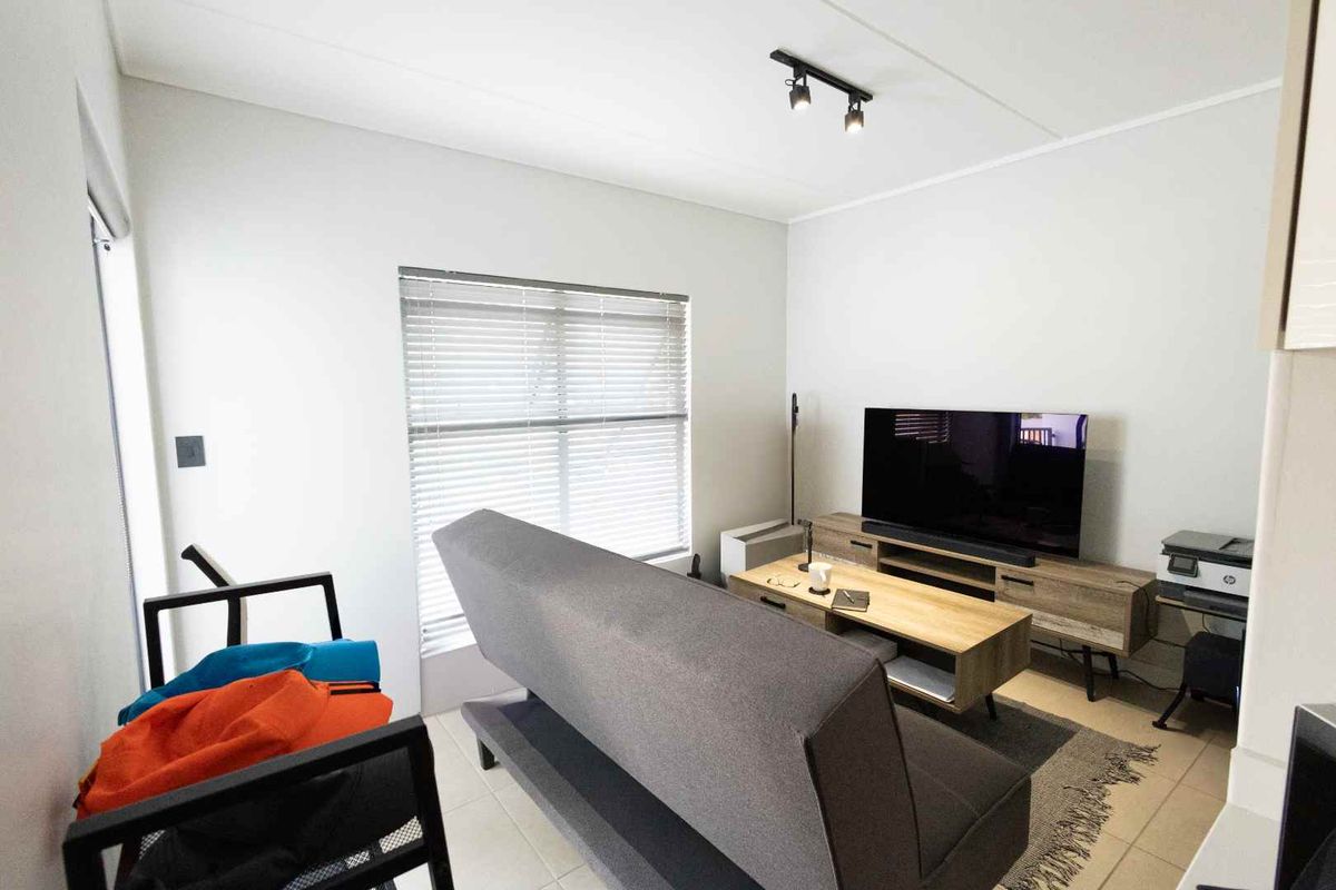 Modern 1-Bedroom Apartment in Secure Mooikloof Estate - Photo 4