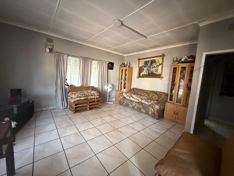 3 Bed, 2 bath house and 4 Flatlets in East Lynne - Photo 4