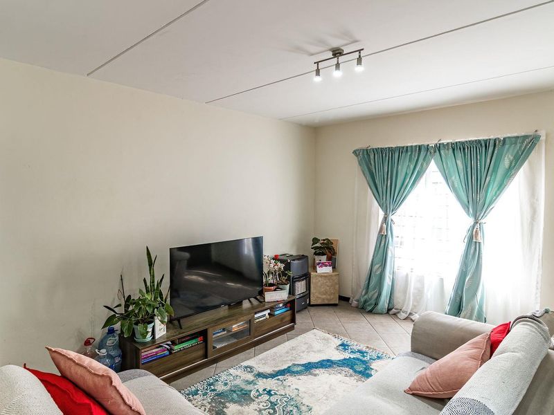 2 bedroom Ground Floor Apartment in a Secure Estate - Photo 6