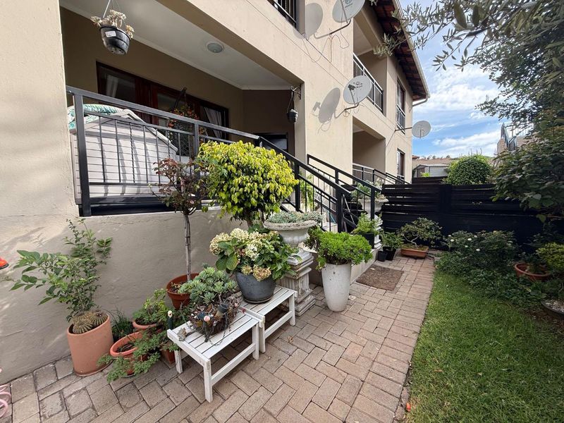 Secure, Cozy & Pet Friendly: Your Ideal Home in a Prime Location! - Photo 2