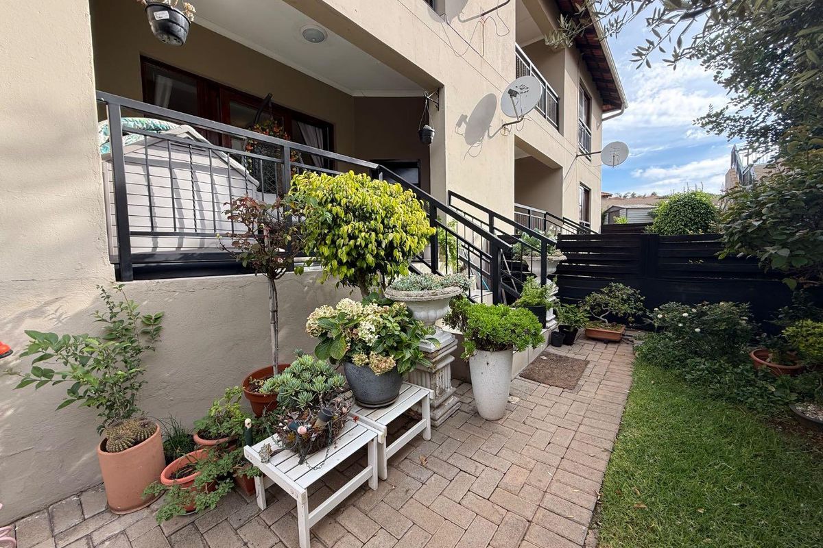 Secure, Cozy & Pet Friendly: Your Ideal Home in a Prime Location! - Photo 2