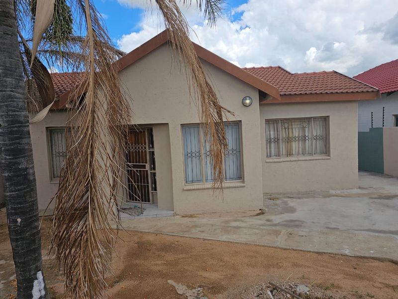 Neat 3-Bedroom Home with Outside Room & Garage – Seshego Zone 5 - Photo 3