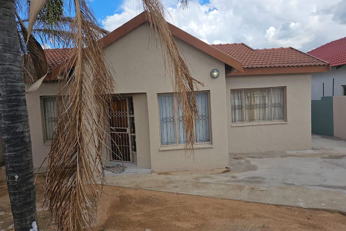 Neat 3-Bedroom Home with Outside Room & Garage – Seshego Zone 5 - Photo 3