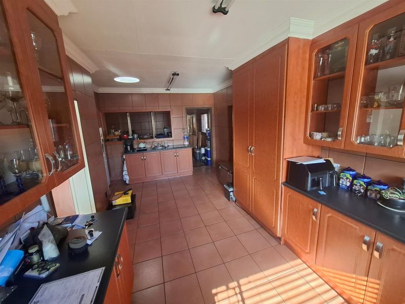 Home for the extended family - Photo 8