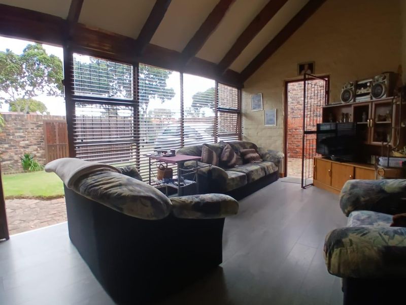 Sectional Title Facebrick Duplex Townhouse in quiet complex - Photo 4