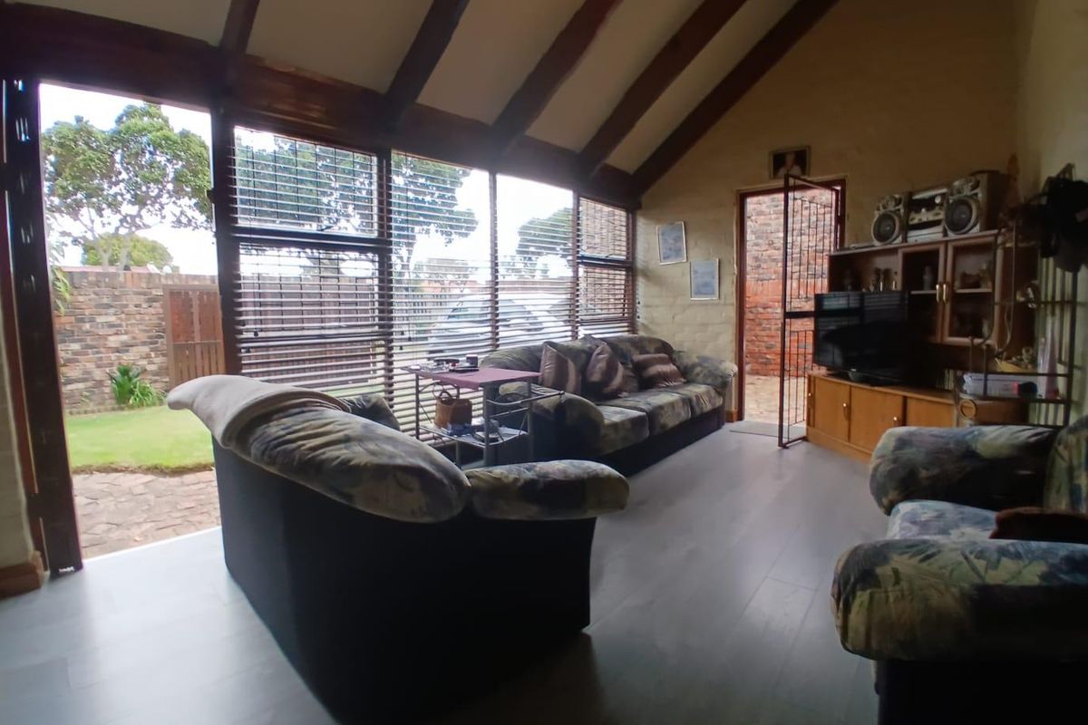 Sectional Title Facebrick Duplex Townhouse in quiet complex - Photo 4