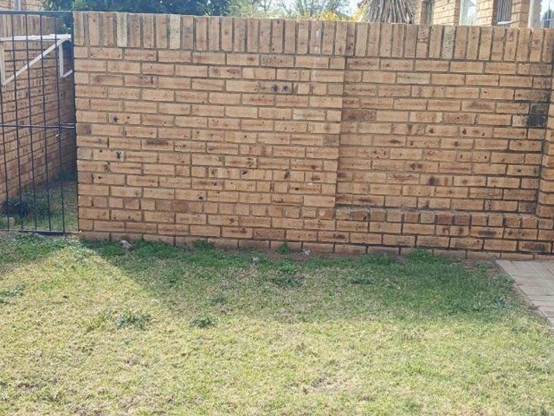 SECURED TOWNHOUSE - Photo 10