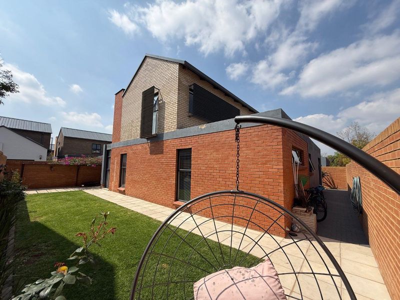 Impressive Double-Storey Residence with Study & Solar Power in Six Fountains Estate - Photo 3