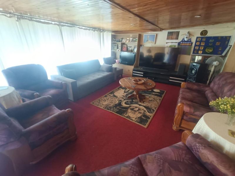 Spacious Family Home with Multiple Dwellings and Pool – Ideal Investment Opportunity - Photo 9