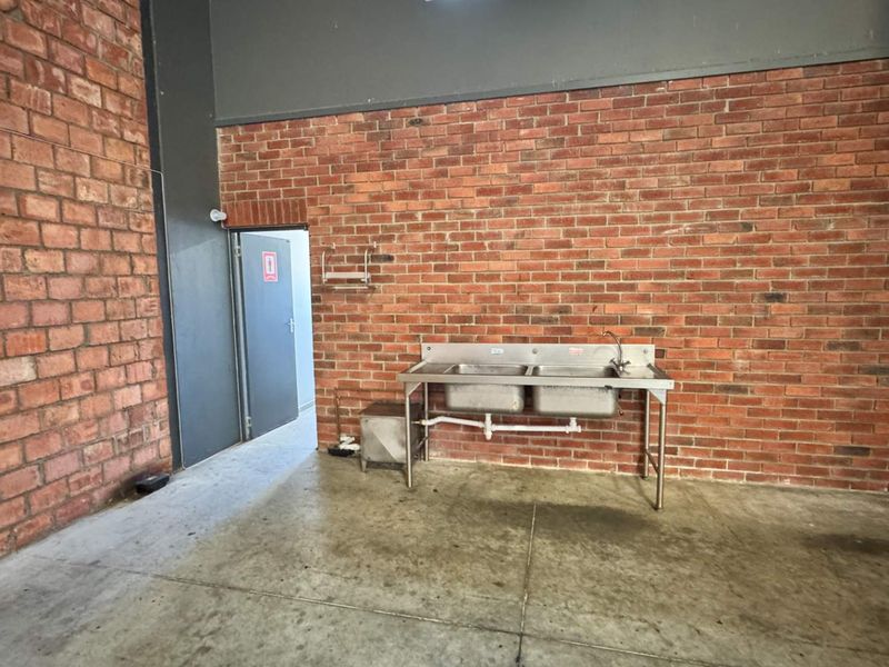 Secure Business Park - Warehouse with good height, available immediately! - Photo 8