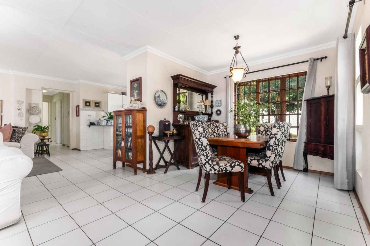 LOVELY SINGLE-LEVEL LIVING IN SOUGHT AFTER FLEETWOOD ESTATE - Photo 3