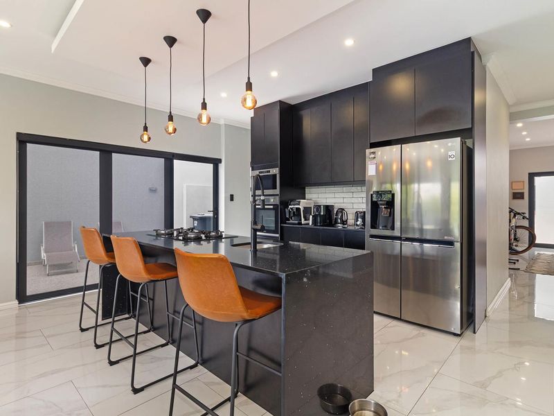 Perfect Entertainer’s Home in Sought-After Sagewood Estate - Photo 5