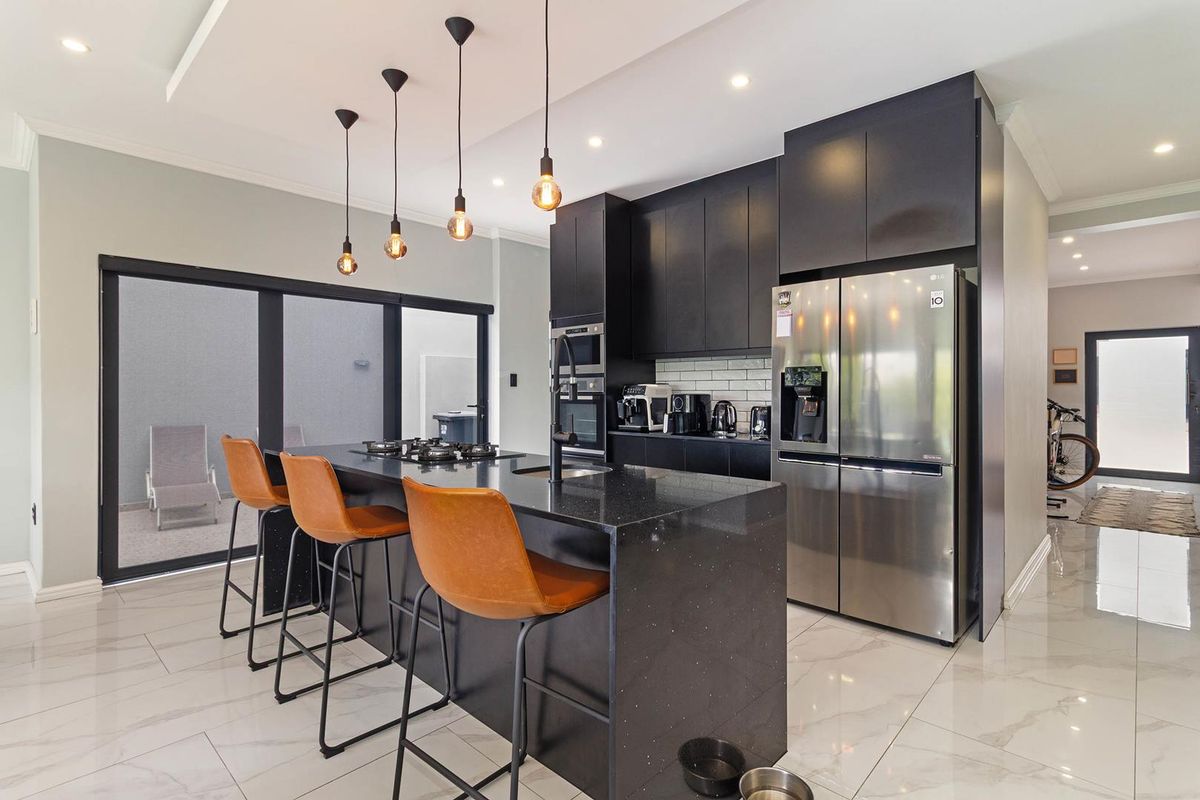 Perfect Entertainer’s Home in Sought-After Sagewood Estate - Photo 5