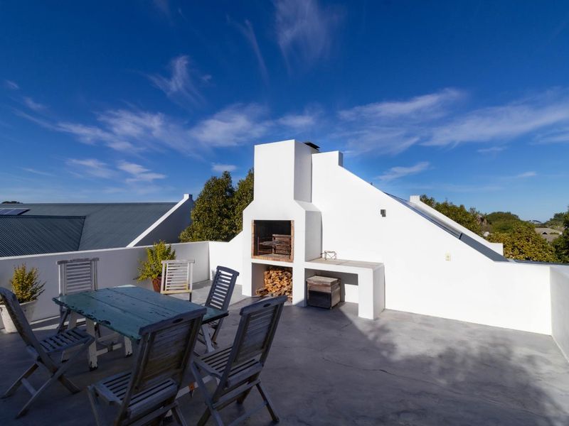 Space, Style & Sweeping Views! - Photo 3