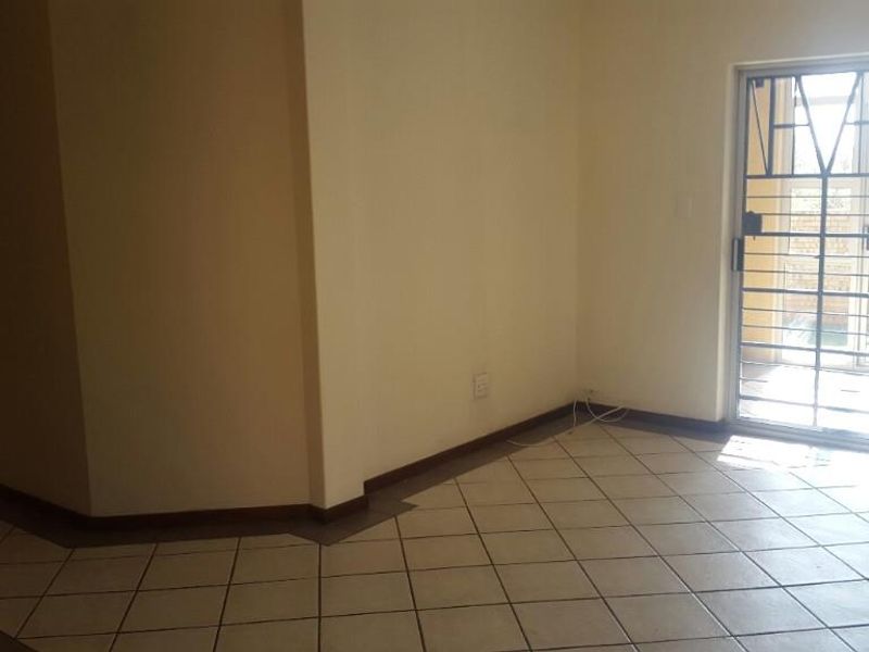 2 Bedroom Top floor Apartment in Olympus, Faerie Glen. - Photo 2