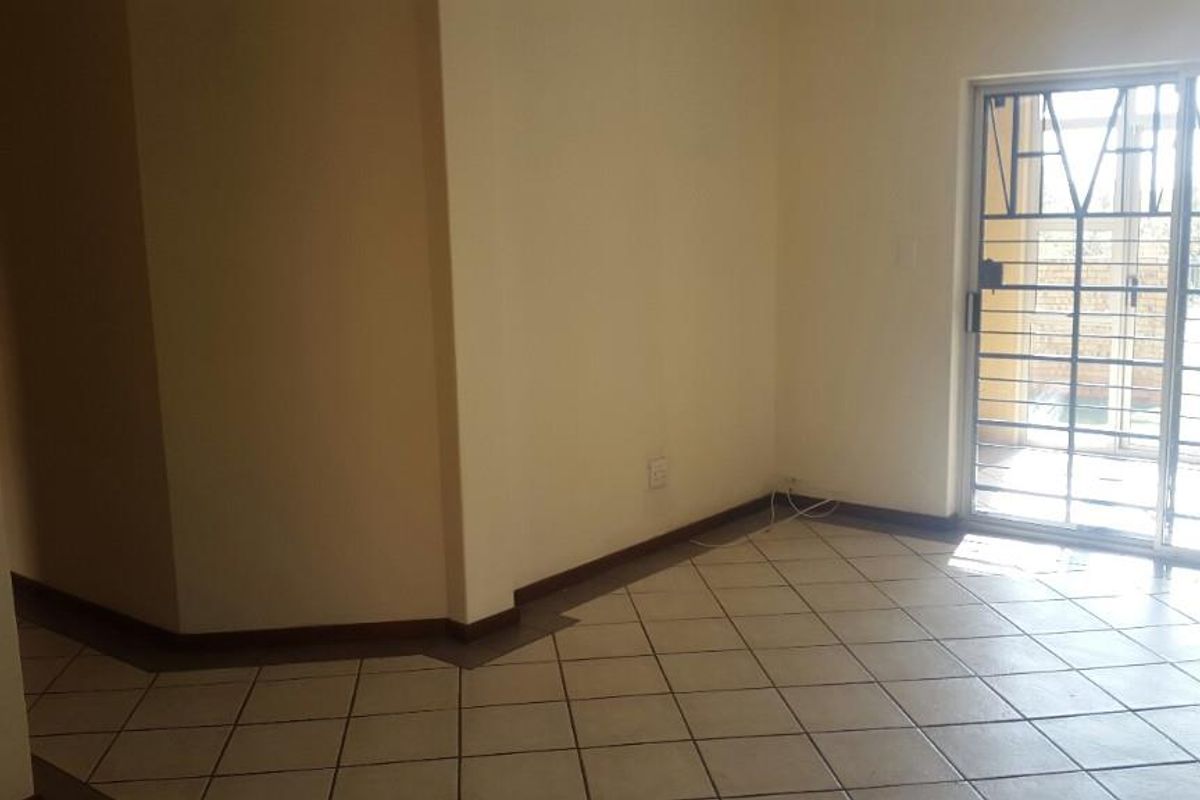 2 Bedroom Top floor Apartment in Olympus, Faerie Glen. - Photo 2