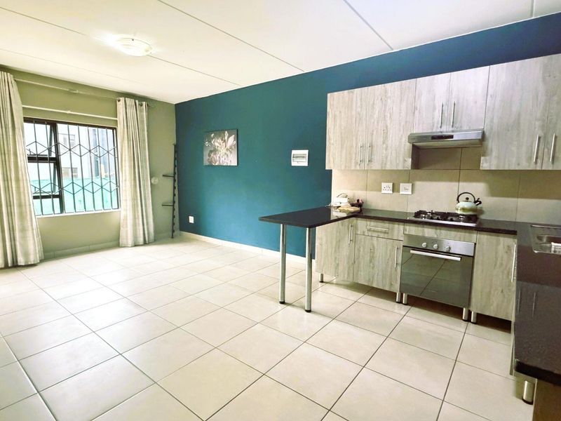 Charming Two-Bedroom Ground Floor Apartment in Secure Complex - Photo 2