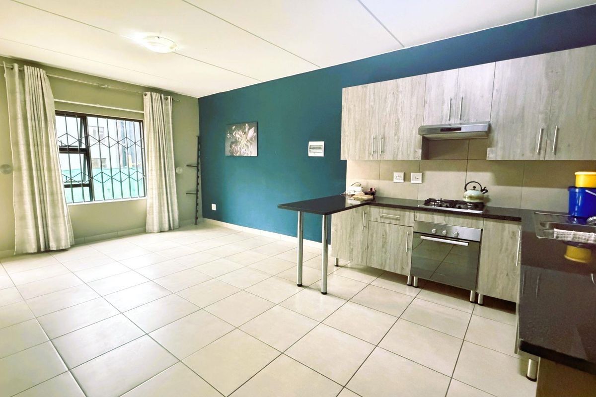 Charming Two-Bedroom Ground Floor Apartment in Secure Complex - Photo 3