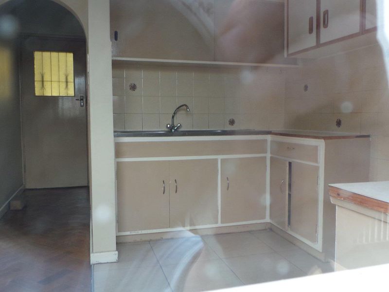 Apartment walking distance to bank shops and Municipality - Photo 3