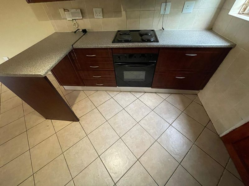 Charming 2 Bedroom Apartment with Garden Oasis - Photo 8