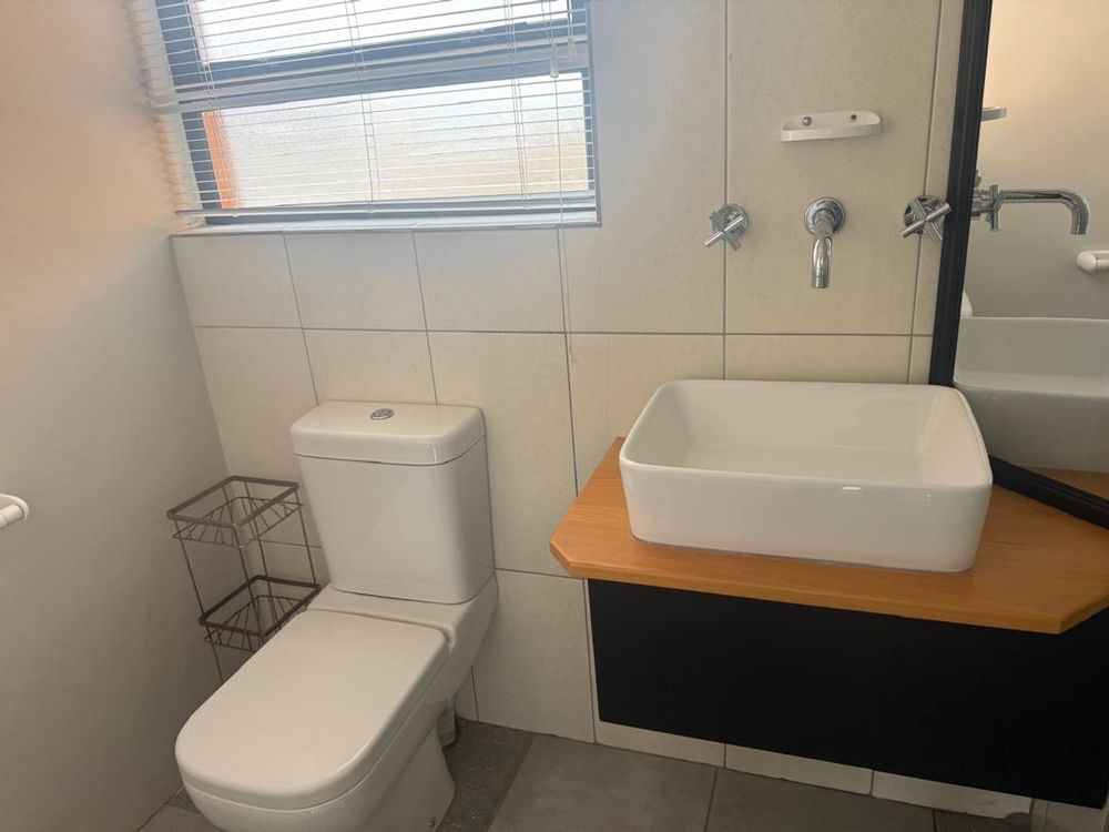 Bedroom 2 en-suit bathroom 