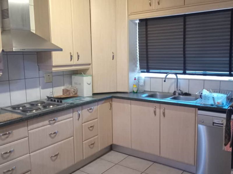 Olympia cottage-type town house with larger garden - Photo 3