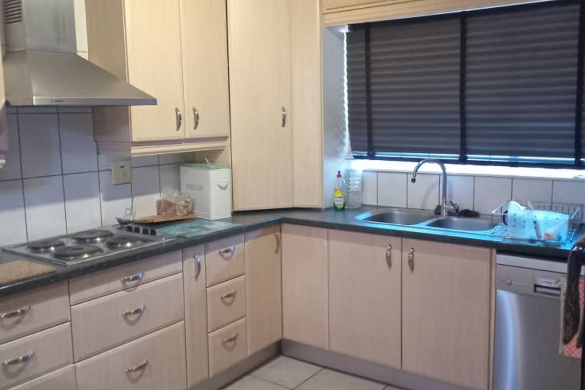 Olympia cottage-type town house with larger garden - Photo 3