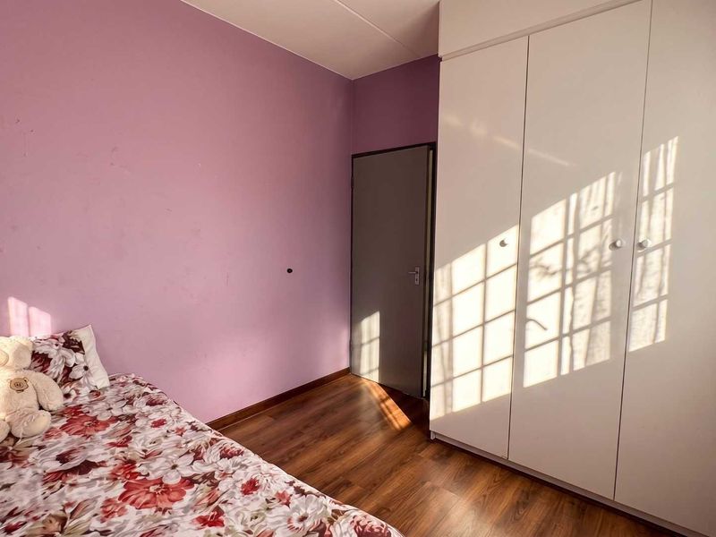 Charming Two-Bedroom Ground Floor Apartment in Secure Complex - Photo 5